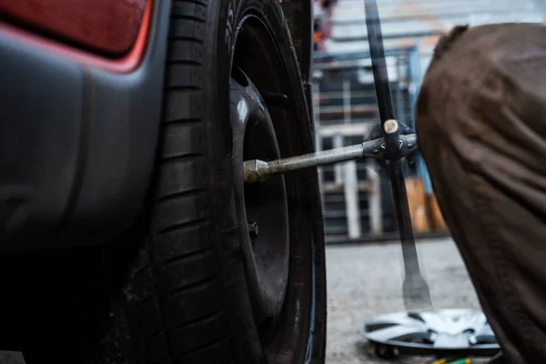 タイヤの交換サービス、バランスとフィッティング、ウイントに変更 — ストック写真