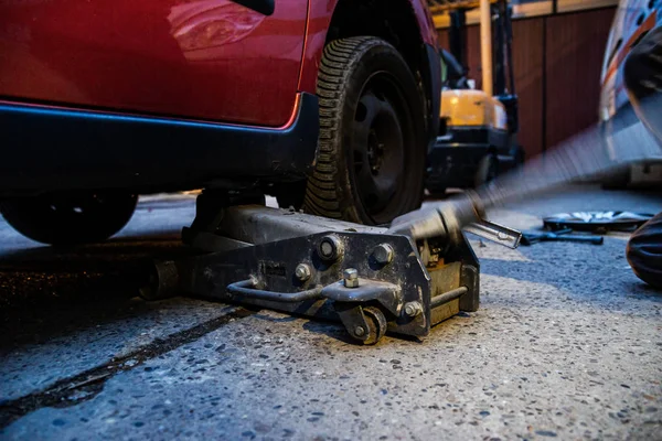 Servizio di sostituzione gomme, raccordo con bilanciamento, cambio wint — Foto Stock