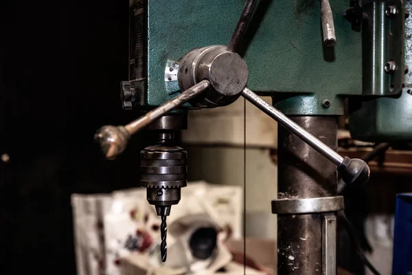 Máquina de perfuração para processamento de metais. Ferramentas industriais . — Fotografia de Stock