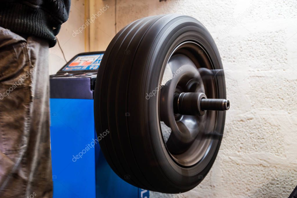 Tire replacement service, fitting with balancing, change to wint