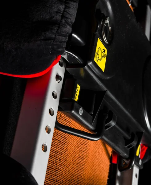 Safety Car Kindersitz isolierte Ansicht, schwarz und rot — Stockfoto