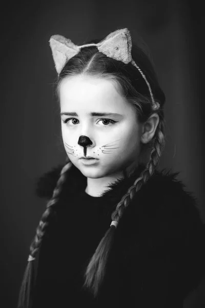 Carino bambina vestita e maked-up come un gatto — Foto Stock