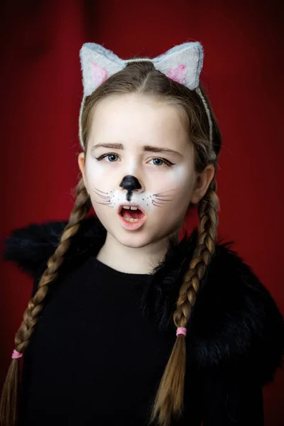 Schattig klein meisje gekleed en gemaskerde-up als een kat — Stockfoto