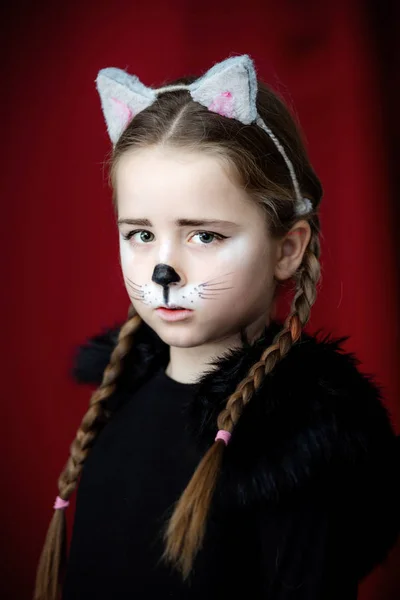 Sevimli küçük kız giyinmiş ve işaretlenmiş-up bir kedi gibi — Stok fotoğraf