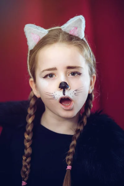 Aranyos kis lány öltözött és csinál-megjelöl mint egy macska — Stock Fotó