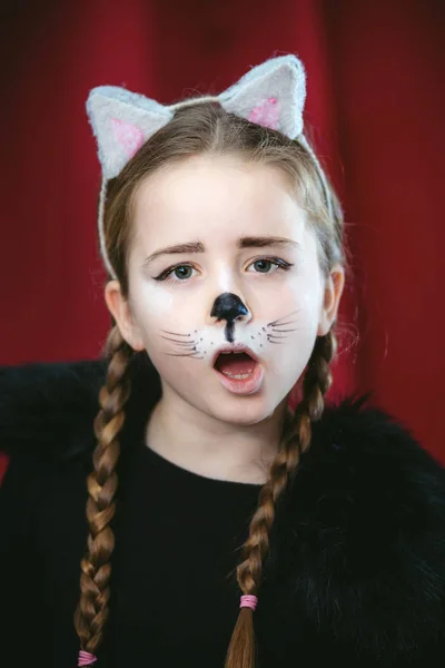 Petite fille mignonne habillée et maquillée comme un chat — Photo