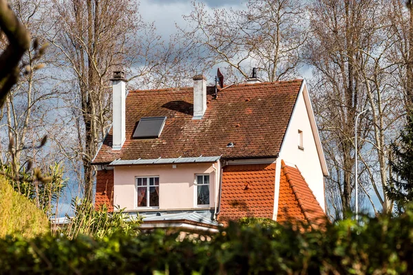 Cadde görünümü güneşli bahar günü sakin çeyrek Strasbourg, — Stok fotoğraf