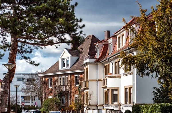 Gatuvy över lugna kvarteren i Strasbourg, solig vårdag — Stockfoto