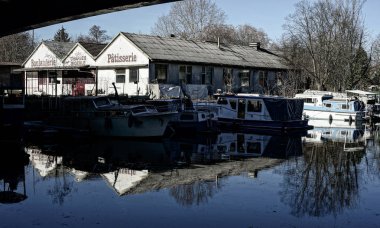 Yayın: 17 Şubat 2019: Strazburg, Fransa. Ill Nehri üzerinde küçük tekne.