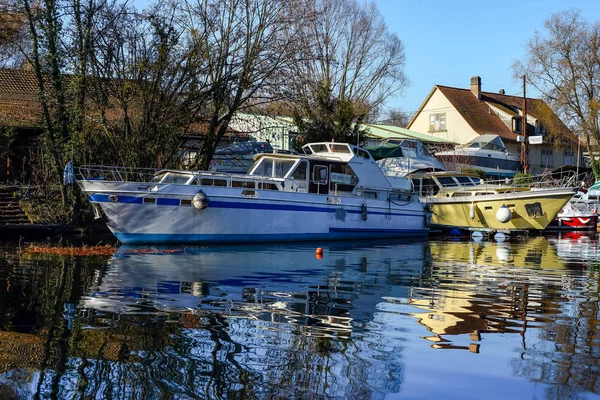 Od redakcji: 17 lutego 2019: Strasburg, Francja. Małe łodzie nad rzeką Ill. — Zdjęcie stockowe