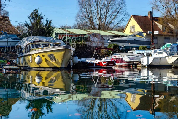 Od redakcji: 17 lutego 2019: Strasburg, Francja. Małe łodzie nad rzeką Ill. — Zdjęcie stockowe