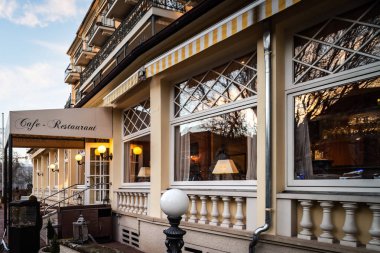 Baden-Baden, girişte restraunt günbatımı renkli Zamanı
