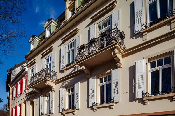 Cityscape Baden-Baden, güneşli Şubat günü, Street — Stok fotoğraf