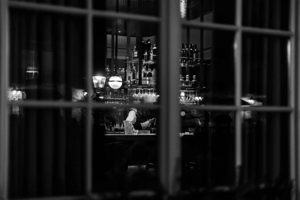 Restraunt widok przez okno w nocy — Zdjęcie stockowe