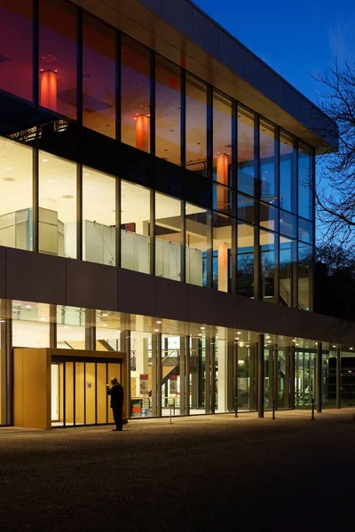 Nouveau bâtiment en verre moderne la nuit avec mise en évidence — Photo