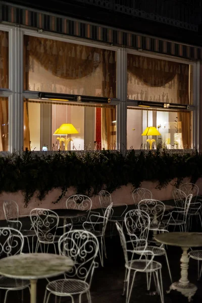 Cosiness restraunt outdoor view at night, with lamps behind the — Stock Photo, Image