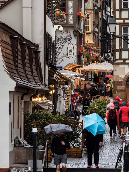 Redactie: 24 april 2019: Straatsburg, Frankrijk. Regenachtig weer in — Stockfoto
