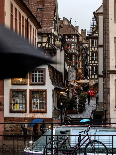 Redactie: 24 april 2019: Straatsburg, Frankrijk. Regenachtig weer in — Stockfoto