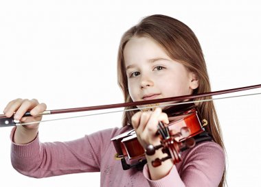 Keman, müzik ve eğitim anlayışı ile sevimli küçük kız, iso