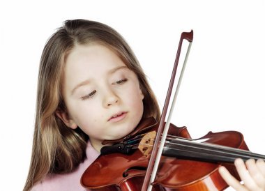 Keman, müzik ve eğitim anlayışı ile sevimli küçük kız, iso