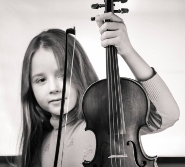 Keman, müzik ve eğitim anlayışı ile sevimli küçük kız, iso