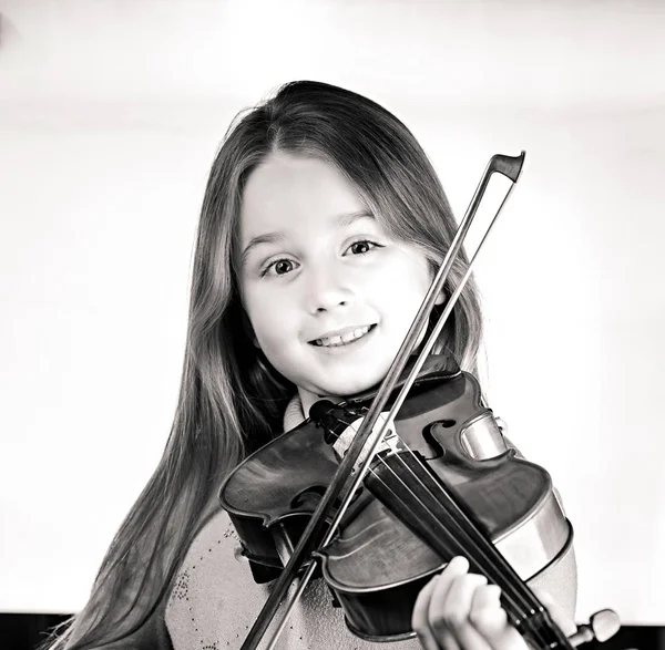 Söt liten flicka med violin, musik och pedagogiskt koncept, ISO — Stockfoto