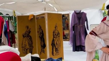 Editoryal: 9 Haziran 2019: Chatenois, Fransa. Alsace kale duvarları altında fantezi-elbise Ortaçağ karnaval.