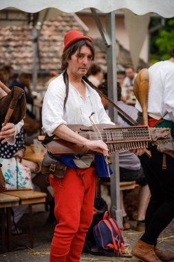 Editoryal: 9 Haziran 2019: Chatenois, Fransa. Fantezi-elbise akı