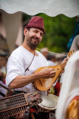 Editoryal: 9 Haziran 2019: Chatenois, Fransa. Fantezi-elbise akı