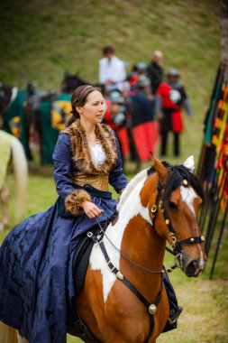 Editoryal: 9 Haziran 2019: Chatenois, Fransa. Fantezi-elbise akı