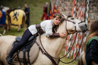 Editoryal: 9 Haziran 2019: Chatenois, Fransa. Fantezi-elbise akı