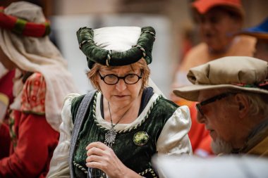 Editoryal: 9 Haziran 2019: Chatenois, Fransa. Fantezi-elbise akı