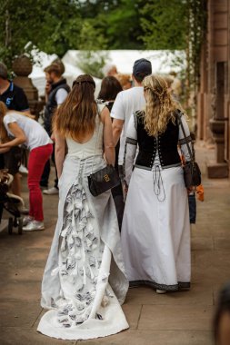 Editoryal: 9 Haziran 2019: Chatenois, Fransa. Fantezi-elbise akı