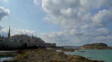 Bulutlar Saint-Malo ' nın korsanlık kalesinde uçuyor. Kale yaklaşımlar bir çıkış sırasında keskin tehlikeli kamna.