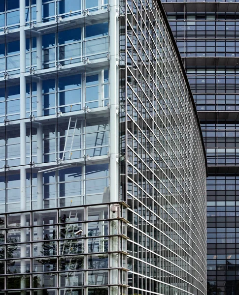 El edificio moderno de vidrio y acero. Reflexiones en un vaso —  Fotos de Stock
