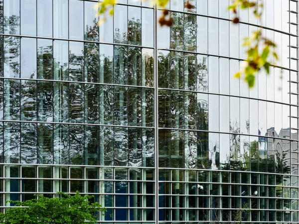 由玻璃和钢制成的现代建筑。玻璃中的反射 — 图库照片