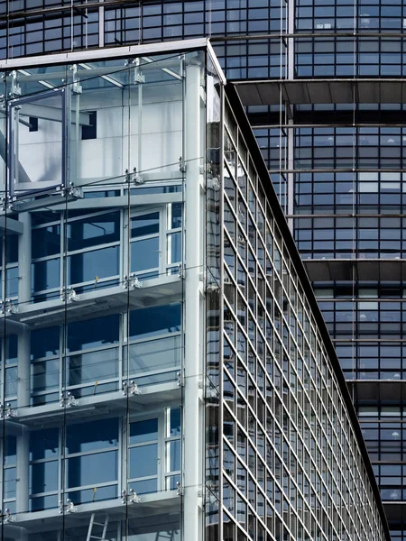 Het moderne gebouw van glas en staal. Reflecties in een glas — Stockfoto
