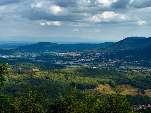 Spacious mountain landscape. A view from the mountain to the val — Stock Photo, Image