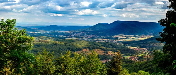 Großzügige Berglandschaft. Blick vom Hügel ins Tal — Stockfoto