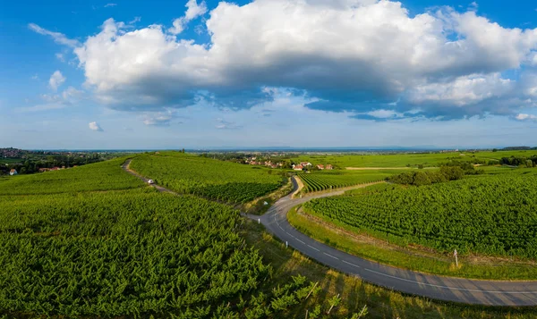 Espaçosa paisagem montanhosa. Uma vista da colina para o vale — Fotografia de Stock