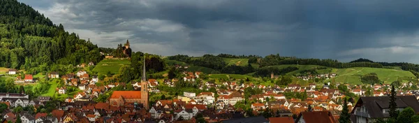 Wide hires panoramic landscape view of green valley in Schwartzw — Stock Photo, Image
