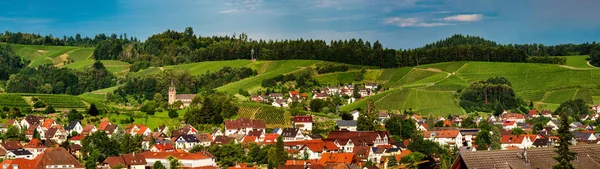 Breit mietet panoramische Landschaft Blick auf das grüne Tal in schwartzw — Stockfoto