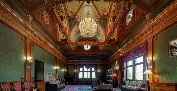 Luxus-Innenansicht des großen Rittersaals in der mittelalterlichen Burg — Stockfoto