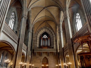 Basel'deki Elisabeth kilisesi, iç görünüm, görkemli mimari