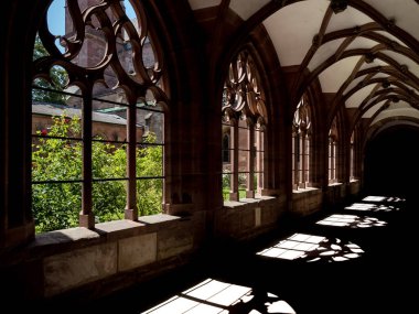 Basel Minster'da gölgeler, gotik pencerelerden güneş ışığı