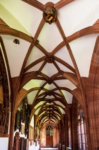 Bâle Minster intérieur, architecture majestueuse, style gothique — Photo