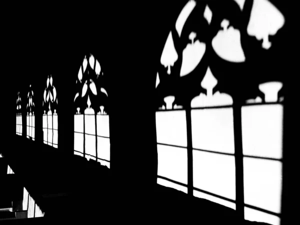 Sombras em Basileia Minster, luz solar através das janelas góticas — Fotografia de Stock
