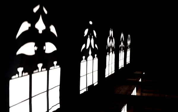 Stíny v Basilejském Minsteru, sluneční paprsky v gothických oknech — Stock fotografie