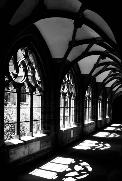 Σκιές στη Βασιλεία, φως του ήλιου μέσα από τα γοτθικά παράθυρα — Φωτογραφία Αρχείου
