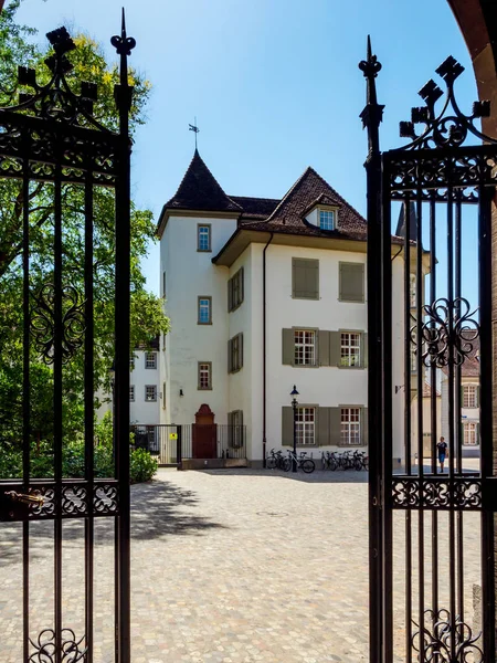 Ruhige enge Gasse, sonniger Sommertag, gemütliche Altstadt, basel — Stockfoto